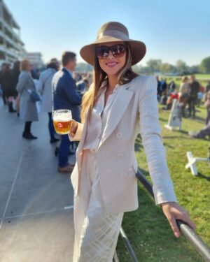 Inna Puhajkova Instagram - Minulý týden v Chuchli, dnes na Velké Pardubické 🐎Podtrženo, sečteno, je ze mě oficiálně fanoušek dostihů😊 Kdo je váš dnešní favorit🏆🤔?

#velkapardubicka #dostihy #sundayfunday #perfectday