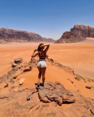 Inna Puhajkova Instagram - Welcome to Jordan 🤎

#aloneinthedesert #wadirum #jordan #traveltheword #beautiful #peaceful #loveit