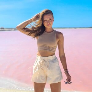 Inna Puhajkova Instagram - Neuvěřitelně fotogenické místo 🙌 asi si tu s dovolením ještě pár fotek odložím 😇

#lascoloradas #mexico #pinkwater #pinklake #seawater #yucatan #paradise #nature #travelphotography