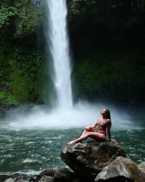 Inna Puhajkova Instagram - 💦🧜‍♀️💦

#lafortuna #costarica #waterfall #puravida