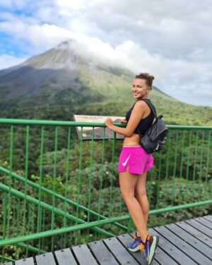 Inna Puhajkova Instagram - Chvíli to trvalo, než jsem se vyškrábala až nahoru, místama už jsem to dokonce vzdávala, ale ten výhled za to stál ⛰🙌 Kdo nemá rád výšky, tak mě jistojistě pochopí 🙈

#arenal #volcano #viewpoint #costarica #puravida
