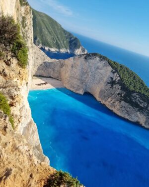 Inna Puhajkova Instagram - Navagio Shipwreck 📍
Zvrchu to byla úplně jiná podívaná 🤩

Na vyhlídku sice také proudily davy turistů, ale kupodivu si každy našel to své místečko a nikdo nikomu nevadil a nepřekážel. Neuvěřitelně fotogenické místo 🙌💙🇬🇷

#greece #zakynthos #navagio #shipwreck #beautifulview