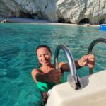 Inna Puhajkova Instagram - Navagio (Shipwrack)❗ Tohle místo jsem měla uložené na wishlistu už hodně dlouho, bohužel stejně jako asi milion dalších lidí a podle toho to tak i vypadalo🙈 Turisticky natolik zahlcené, až je vám nepřijemné tam být. Všude troubící lodě, které neustále připlouvají a odplouvají, pokřikující na lidi ve vodě aby jim uhnuli. Při pohledu na zaplněnou pláž se mi na ni ani nechtělo a ani jsem na ni nešla, pro dobrý pocit proběhlo alespoň rychlé koupání u lodi a rychle pryč. Zklamání z tohoto zážitku ale naštěstí přebyla ostatní nádherná místa, na která cestou narazíte, kouzelné malinké plážičky, krásné útesy, jeskyně a nádherná azurová voda. Doporučuji pronajmout si vlastní loď, ať už s kapitánem nebo bez, ať si můžete kdekoliv se vám zlíbí zastavit, pak to teprve stojí za to 💙🇬🇷💙 #zakynthos #greece #navagio #shipwreck #instaplace #crowded #crazy #bluecaves #beautifulwater Zakynthos Island