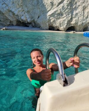 Inna Puhajkova Instagram - Navagio (Shipwrack)❗
Tohle místo jsem měla uložené na wishlistu už hodně dlouho, bohužel stejně jako asi milion dalších lidí a podle toho to tak i vypadalo🙈 Turisticky natolik zahlcené, až je vám nepřijemné tam být. Všude troubící lodě, které neustále připlouvají a odplouvají, pokřikující na lidi ve vodě aby jim uhnuli. Při pohledu na zaplněnou pláž se mi na ni ani nechtělo a ani jsem na ni nešla, pro dobrý pocit proběhlo alespoň rychlé koupání u lodi a rychle pryč. Zklamání z tohoto zážitku ale naštěstí přebyla ostatní nádherná místa, na která cestou narazíte, kouzelné malinké plážičky, krásné útesy, jeskyně a nádherná azurová voda. Doporučuji pronajmout si vlastní loď, ať už s kapitánem nebo bez, ať si můžete kdekoliv se vám zlíbí zastavit, pak to teprve stojí za to 💙🇬🇷💙

#zakynthos #greece #navagio #shipwreck #instaplace #crowded #crazy #bluecaves #beautifulwater