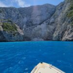 Inna Puhajkova Instagram - Navagio (Shipwrack)❗ Tohle místo jsem měla uložené na wishlistu už hodně dlouho, bohužel stejně jako asi milion dalších lidí a podle toho to tak i vypadalo🙈 Turisticky natolik zahlcené, až je vám nepřijemné tam být. Všude troubící lodě, které neustále připlouvají a odplouvají, pokřikující na lidi ve vodě aby jim uhnuli. Při pohledu na zaplněnou pláž se mi na ni ani nechtělo a ani jsem na ni nešla, pro dobrý pocit proběhlo alespoň rychlé koupání u lodi a rychle pryč. Zklamání z tohoto zážitku ale naštěstí přebyla ostatní nádherná místa, na která cestou narazíte, kouzelné malinké plážičky, krásné útesy, jeskyně a nádherná azurová voda. Doporučuji pronajmout si vlastní loď, ať už s kapitánem nebo bez, ať si můžete kdekoliv se vám zlíbí zastavit, pak to teprve stojí za to 💙🇬🇷💙 #zakynthos #greece #navagio #shipwreck #instaplace #crowded #crazy #bluecaves #beautifulwater Zakynthos Island