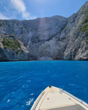 Inna Puhajkova Instagram - Navagio (Shipwrack)❗
Tohle místo jsem měla uložené na wishlistu už hodně dlouho, bohužel stejně jako asi milion dalších lidí a podle toho to tak i vypadalo🙈 Turisticky natolik zahlcené, až je vám nepřijemné tam být. Všude troubící lodě, které neustále připlouvají a odplouvají, pokřikující na lidi ve vodě aby jim uhnuli. Při pohledu na zaplněnou pláž se mi na ni ani nechtělo a ani jsem na ni nešla, pro dobrý pocit proběhlo alespoň rychlé koupání u lodi a rychle pryč. Zklamání z tohoto zážitku ale naštěstí přebyla ostatní nádherná místa, na která cestou narazíte, kouzelné malinké plážičky, krásné útesy, jeskyně a nádherná azurová voda. Doporučuji pronajmout si vlastní loď, ať už s kapitánem nebo bez, ať si můžete kdekoliv se vám zlíbí zastavit, pak to teprve stojí za to 💙🇬🇷💙

#zakynthos #greece #navagio #shipwreck #instaplace #crowded #crazy #bluecaves #beautifulwater
