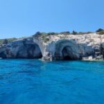 Inna Puhajkova Instagram - Navagio (Shipwrack)❗ Tohle místo jsem měla uložené na wishlistu už hodně dlouho, bohužel stejně jako asi milion dalších lidí a podle toho to tak i vypadalo🙈 Turisticky natolik zahlcené, až je vám nepřijemné tam být. Všude troubící lodě, které neustále připlouvají a odplouvají, pokřikující na lidi ve vodě aby jim uhnuli. Při pohledu na zaplněnou pláž se mi na ni ani nechtělo a ani jsem na ni nešla, pro dobrý pocit proběhlo alespoň rychlé koupání u lodi a rychle pryč. Zklamání z tohoto zážitku ale naštěstí přebyla ostatní nádherná místa, na která cestou narazíte, kouzelné malinké plážičky, krásné útesy, jeskyně a nádherná azurová voda. Doporučuji pronajmout si vlastní loď, ať už s kapitánem nebo bez, ať si můžete kdekoliv se vám zlíbí zastavit, pak to teprve stojí za to 💙🇬🇷💙 #zakynthos #greece #navagio #shipwreck #instaplace #crowded #crazy #bluecaves #beautifulwater Zakynthos Island