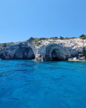 Inna Puhajkova Instagram - Navagio (Shipwrack)❗
Tohle místo jsem měla uložené na wishlistu už hodně dlouho, bohužel stejně jako asi milion dalších lidí a podle toho to tak i vypadalo🙈 Turisticky natolik zahlcené, až je vám nepřijemné tam být. Všude troubící lodě, které neustále připlouvají a odplouvají, pokřikující na lidi ve vodě aby jim uhnuli. Při pohledu na zaplněnou pláž se mi na ni ani nechtělo a ani jsem na ni nešla, pro dobrý pocit proběhlo alespoň rychlé koupání u lodi a rychle pryč. Zklamání z tohoto zážitku ale naštěstí přebyla ostatní nádherná místa, na která cestou narazíte, kouzelné malinké plážičky, krásné útesy, jeskyně a nádherná azurová voda. Doporučuji pronajmout si vlastní loď, ať už s kapitánem nebo bez, ať si můžete kdekoliv se vám zlíbí zastavit, pak to teprve stojí za to 💙🇬🇷💙

#zakynthos #greece #navagio #shipwreck #instaplace #crowded #crazy #bluecaves #beautifulwater
