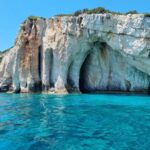 Inna Puhajkova Instagram - Navagio (Shipwrack)❗ Tohle místo jsem měla uložené na wishlistu už hodně dlouho, bohužel stejně jako asi milion dalších lidí a podle toho to tak i vypadalo🙈 Turisticky natolik zahlcené, až je vám nepřijemné tam být. Všude troubící lodě, které neustále připlouvají a odplouvají, pokřikující na lidi ve vodě aby jim uhnuli. Při pohledu na zaplněnou pláž se mi na ni ani nechtělo a ani jsem na ni nešla, pro dobrý pocit proběhlo alespoň rychlé koupání u lodi a rychle pryč. Zklamání z tohoto zážitku ale naštěstí přebyla ostatní nádherná místa, na která cestou narazíte, kouzelné malinké plážičky, krásné útesy, jeskyně a nádherná azurová voda. Doporučuji pronajmout si vlastní loď, ať už s kapitánem nebo bez, ať si můžete kdekoliv se vám zlíbí zastavit, pak to teprve stojí za to 💙🇬🇷💙 #zakynthos #greece #navagio #shipwreck #instaplace #crowded #crazy #bluecaves #beautifulwater Zakynthos Island