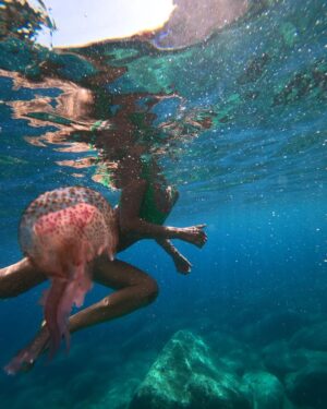 Inna Puhajkova Instagram - Navagio (Shipwrack)❗
Tohle místo jsem měla uložené na wishlistu už hodně dlouho, bohužel stejně jako asi milion dalších lidí a podle toho to tak i vypadalo🙈 Turisticky natolik zahlcené, až je vám nepřijemné tam být. Všude troubící lodě, které neustále připlouvají a odplouvají, pokřikující na lidi ve vodě aby jim uhnuli. Při pohledu na zaplněnou pláž se mi na ni ani nechtělo a ani jsem na ni nešla, pro dobrý pocit proběhlo alespoň rychlé koupání u lodi a rychle pryč. Zklamání z tohoto zážitku ale naštěstí přebyla ostatní nádherná místa, na která cestou narazíte, kouzelné malinké plážičky, krásné útesy, jeskyně a nádherná azurová voda. Doporučuji pronajmout si vlastní loď, ať už s kapitánem nebo bez, ať si můžete kdekoliv se vám zlíbí zastavit, pak to teprve stojí za to 💙🇬🇷💙

#zakynthos #greece #navagio #shipwreck #instaplace #crowded #crazy #bluecaves #beautifulwater