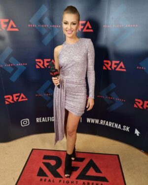 Inna Puhajkova Instagram - Grand Opening @realfight.arena je úspěšně za námi a už teď se těším na další galavečer, který bude 23.7. v Ostravě🥊💣💥
Patříte také mezi příznivce bojových sportů? 

styling: @samdolceofficial 🖤
šaty: @ef_prague 💜
make up: @frimerovamichala 💋