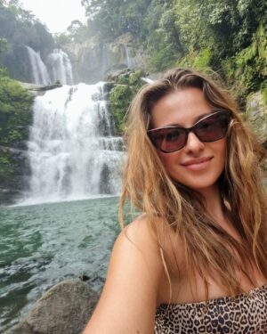 Inna Puhajkova Instagram - Pozdrav z vodopádů 💋

#costarica #waterfall #nauyaca #puravida #beautifulnature #happyfriday #messyhair #smile #bikiny #freedom