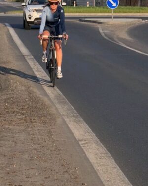 Inna Puhajkova Instagram - Silniční cyklistice jsem propadla cca před rokem a půl a kromě spousty naježděných štastných kilometrů ( a jednoho pádu🙈), mi to přineslo také tuhle spolupráci s @endorphinrepublic , za kterou jsem moc ráda. Díky nim mám teď ještě kvalitněší výbavu než jsem měla a o to víc se letos těším na další ujeté kilometry🙏 Občas vám sem hodím nějaký kódík, abyste si taky mohli udělat radost! Momentálně až do 4.5. platí kód INNA10 na veškerý cyklotextil ( i na ten zlevněný) - odkaz najdete v biu🙋‍♀️

Letos jsem toto sice ještě moc nenajezdila, ale hned jak se umoudří počasí, tak to určitě doženu! 
Sportu zdar a cyklistice zvláště 😉

#cycling #welovecycling #endorphin
#endorphinrepublic #spoluprace #grateful #thankyou