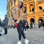 Inna Puhajkova Instagram - Krásný den všem zamilovaným 🙌 a nezapomeňte, že self-love se taky počítá ❤️😉 #icanbuymyselfflowers #valentines #love #beautiful #goodday #selflove #italy #rome #loveisallyouneed