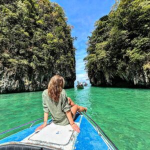 Inna Puhajkova Instagram - Hong Island byl pro mě #mustsee 🇹🇭

Kdysi jsem si tohle místo uložila v Google Maps a až tady zjistila, že jsem tak blízko, takže nebylo o čem přemýšlet. . Nejsem fanoušek organizovaných výletů..všude mraky turistů a omezený čas na jednotlivých místech mi prostě vadí, ale udělala jsem pro jednou výjimku a stálo to za to 🙌

#hongisland #travel #love #thailand #beautiful #beautifuldestinations #travellover #traveltheworld #livelife #livelovelaugh