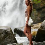 Inna Puhajkova Instagram - Ja vím, zase ty vodopády, ale u nich se fotky dělají samy :) Mimochodem ani mi nedošlo, že už je druhá adventní neděle. Tady člověk vůbec nemá pojem o čase🙈 Už máte dárky?🎄 #costarica #beautiful #nature #waterfall #puravida #nomakeup #puravida Nauyaca Waterfalls / Cataratas Nauyaca