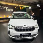 Inna Puhajkova Instagram - Nová generace Škoda Kodiaq byla konečně odhalena 🙌 Přichází ve čtyřech mozorizacích a vůbec poprvé i v plug-in verzi hybrid iV s dojezdem 100km. Vybrali byste si? 🫠 A případně jakou barvu? U mě vede novinka Bronx🤎 Děkuji za pozvání na krásnou akci @skodacr @skodagram #skoda #kodiaq #worldpremiere #newgeneration #berlin #germany #beautiful #cars #simplyclever Berlin,Germany