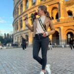Inna Puhajkova Instagram - Krásný den všem zamilovaným 🙌 a nezapomeňte, že self-love se taky počítá ❤️😉 #icanbuymyselfflowers #valentines #love #beautiful #goodday #selflove #italy #rome #loveisallyouneed
