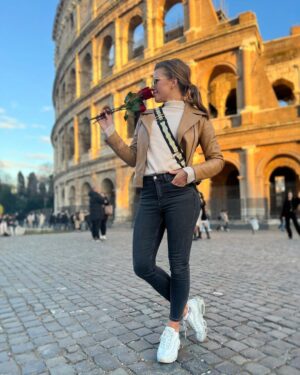 Inna Puhajkova Instagram - Krásný den všem zamilovaným 🙌 a nezapomeňte, že self-love se taky počítá ❤️😉

#icanbuymyselfflowers #valentines #love #beautiful #goodday #selflove #italy #rome #loveisallyouneed
