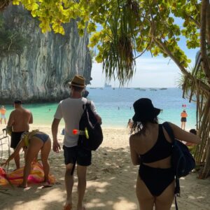 Inna Puhajkova Instagram - Hong Island byl pro mě #mustsee 🇹🇭

Kdysi jsem si tohle místo uložila v Google Maps a až tady zjistila, že jsem tak blízko, takže nebylo o čem přemýšlet. . Nejsem fanoušek organizovaných výletů..všude mraky turistů a omezený čas na jednotlivých místech mi prostě vadí, ale udělala jsem pro jednou výjimku a stálo to za to 🙌

#hongisland #travel #love #thailand #beautiful #beautifuldestinations #travellover #traveltheworld #livelife #livelovelaugh