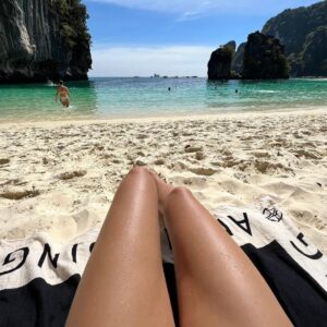 Inna Puhajkova Instagram - Hong Island byl pro mě #mustsee 🇹🇭

Kdysi jsem si tohle místo uložila v Google Maps a až tady zjistila, že jsem tak blízko, takže nebylo o čem přemýšlet. . Nejsem fanoušek organizovaných výletů..všude mraky turistů a omezený čas na jednotlivých místech mi prostě vadí, ale udělala jsem pro jednou výjimku a stálo to za to 🙌

#hongisland #travel #love #thailand #beautiful #beautifuldestinations #travellover #traveltheworld #livelife #livelovelaugh