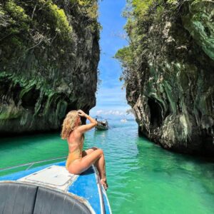 Inna Puhajkova Instagram - Hong Island byl pro mě #mustsee 🇹🇭

Kdysi jsem si tohle místo uložila v Google Maps a až tady zjistila, že jsem tak blízko, takže nebylo o čem přemýšlet. . Nejsem fanoušek organizovaných výletů..všude mraky turistů a omezený čas na jednotlivých místech mi prostě vadí, ale udělala jsem pro jednou výjimku a stálo to za to 🙌

#hongisland #travel #love #thailand #beautiful #beautifuldestinations #travellover #traveltheworld #livelife #livelovelaugh
