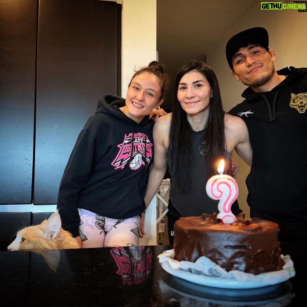 Irene Aldana Instagram - Los tíos de mis 😸 Muchas gracias @elirodriguezmma y @hoodleermtz los quieroooo mucho 🍫🎂💛👌🏼 #segundafamilia #team #teammates #cake #chocolate #family #lobomma #elirodriguez #machin #birthday #ufc