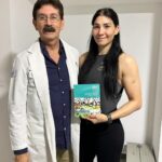 Irene Aldana Instagram - El encargado de que la máquina siga funcionando 🦾 #DrFranciscoArroyo y @sportmedmx Muchas Gracias por todo! Y gracias por obsequiarme hoy este libro, que estoy muy ansiosa por leer. ( escrito por el mismo Doc Fco. Arroyo ) Hoy tenemos demasiada información por todas partes.. y saber como funciona nuestro cuerpo es uno de los temas que encuentro más fascinantes e interesantes. Asegúrense de encontrar información real, con estudios, certificaciones reales, de fuentes y personas confiables. El libro lo pueden encontrar en la Clinica @sportmedmx #gdl #medicina #ciencia #libro #informacion #health #healthcare #sportmed #medicinadeportiva #clinicadeportiva #gdl #doc #ufc #mma #mexio #hechoenmexico #irenealdana #teamirene SportMed