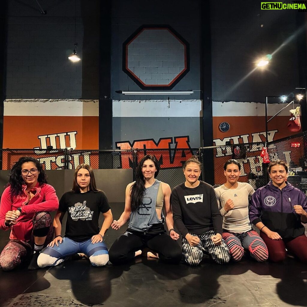 Irene Aldana Instagram - 🇲🇽🙅🏽‍♀🙆🏽‍♀🙋🏻‍♀💁🏼‍♀🙆🏻‍♀🙅🏽‍♀🇲🇽 #lobomma #mexico #hechoenmexico #girls #bjj #jiujitsu #wrestling #mma #girlpower #ufc #mma #team #teammates #unstoppables #wednesday Lobo Gym Mma