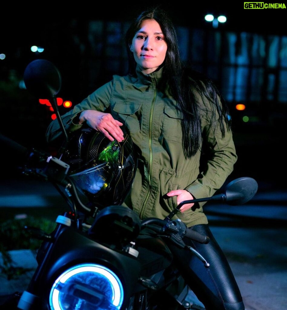 Irene Aldana Instagram - Como algunos meditan -> 🧘🏻‍♀✨ Como yo medito -> 🏍💨 🪖: @ruroc 🧥: @csitactical @5.11tacticalmx 📷 : @allthejourney #notorcycle #motocicleta #mma #mmlife #meditation #ride #moto #helmet #ruroc #511 #tactical #mexico #ufc #foto #husqvarna #svartpilen #svartpilen701 #mixedmartialarts #fighter #irenealdana #teamirene