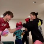 Irene Aldana Instagram - Drills de calentamiento con @diegolopesmma 👊🏼 Anoche por problemas técnicos no pudimos ir al gym… pero usamos mi sala 😝 #lobomma #training #box #boxeo #mma #ufc #team #teammate #drill #triking #irenealdana #mexico #workout