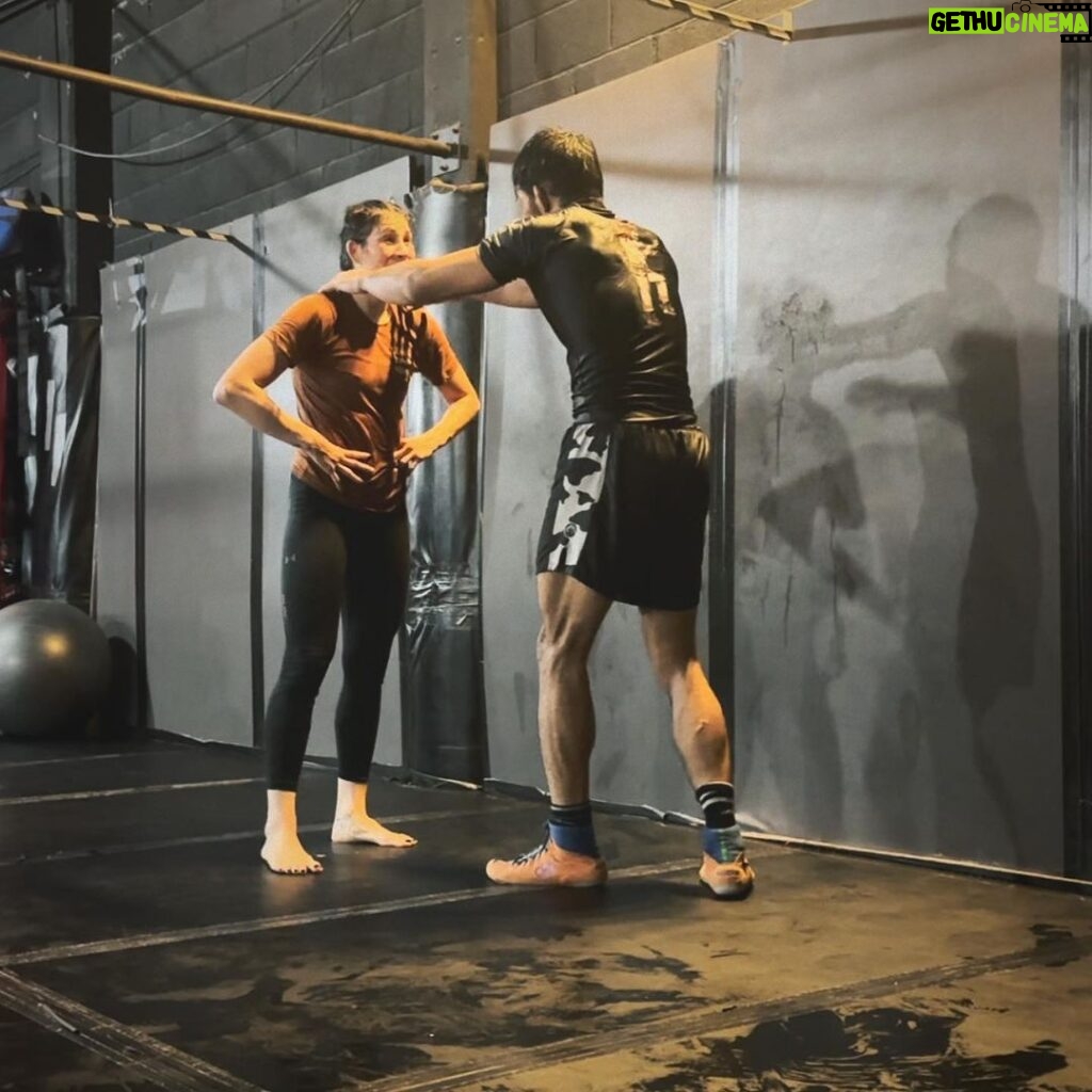 Irene Aldana Instagram - Los últimos 50 minutos del miércoles 🤼‍♂😅 @carlossj3 #team #teammates #wrestling #bjj #mma #ufc #ufc296 Lobo Gym Mma