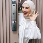Irish Bella Instagram - Rumah jadi lebih aman setelah menggunakan smart lock dari @seyven.id dengan fitur terlengkap dan canggih 🫶🏻 Di pintu masuk rumah aku pake type yang ada face lock jadi bisa tau siapa tamu yang datang. Juga udah ada alarm kalo terjadi pembobolan. Kalo di kamar aku pake HD Lock ini tipe paling best seller 😍 Team pemasangannya juga cepat dan ramah. Rekomendasi banget!!