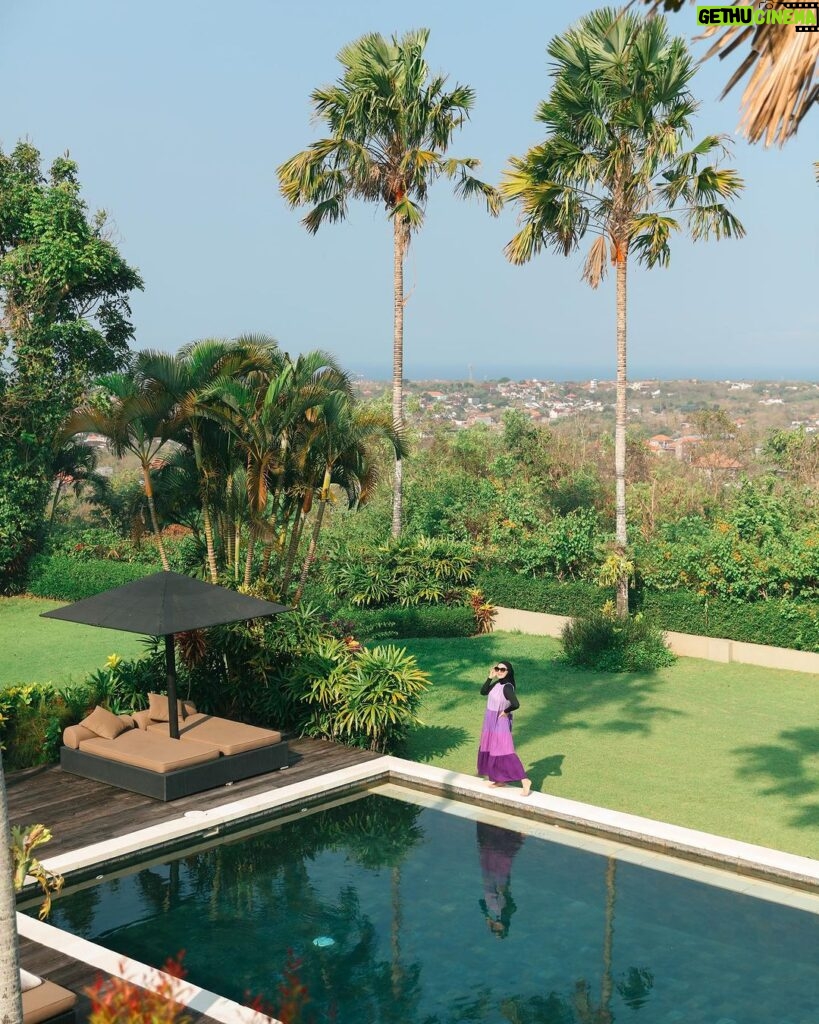 Irish Bella Instagram - Absolutely breathtaking ✨ Belum bisa move on sama villa cantik ini di Jimbaran @villaumanina @nakula, memberikan rasa tenang dan kedamaian ✨ Setiap sudutnya sangat cantik, luas dan punya banyak kamar. Recommendation for family. Vibesnya Bali banget, such a tropical experience 💚