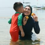 Irish Bella Instagram - Abang Air happy banget liburan ke Bali dan pasti selalu minta main di pantai. Alhamdulillah selama liburan di Bali aku gak pernah takut kulit abang Air iritasi atau gatal gatal karena selalu bawa Multipurpose Balm @beeme.official yang juga bisa dipake sekeluarga loh mulai dari anak anak hingga dewasa 🩵 Yuk moms di rumah juga kalo bepergian sama si kecil selalu sedia Multipurpose Balm Beeme karena lagi ada promo SERBU (Selebrasi Para Ibu-ibu) 11.11 Sale. Langsung aja check out dan cus langsung cek di @beeme.official