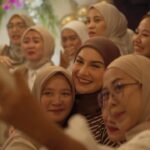 Irish Bella Instagram - Alhamdulillah produktif banget sehari pergi ke dua acara dan tentunya untuk melindungi kulit dari sinar UV aku selalu pakai lotion dari @thebeautifulskinofficial 🫶🏻 Kulit aku jadi tetap sehat terawat dan gak belang. Kalian wajib banget coba juga ya 🥰Bisa beli langsung di Agen & Reseller Terdekat ya ❤️❤️ Agent Gorontalo : @irawaty_pomulu Agent Manado : @fita_reglowmdo Agent Bogor : @darasexychef Agent Jakarta Barat : @erica_baby_shop Reseller Gorontalo : @Baimibra07 Reseller Manado : @cahyamiftaa Reseller Kotamubagu : @ria_dymas1717