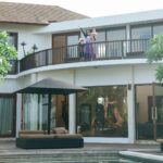 Irish Bella Instagram - Absolutely breathtaking ✨ Belum bisa move on sama villa cantik ini di Jimbaran @villaumanina @nakula, memberikan rasa tenang dan kedamaian ✨ Setiap sudutnya sangat cantik, luas dan punya banyak kamar. Recommendation for family. Vibesnya Bali banget, such a tropical experience 💚