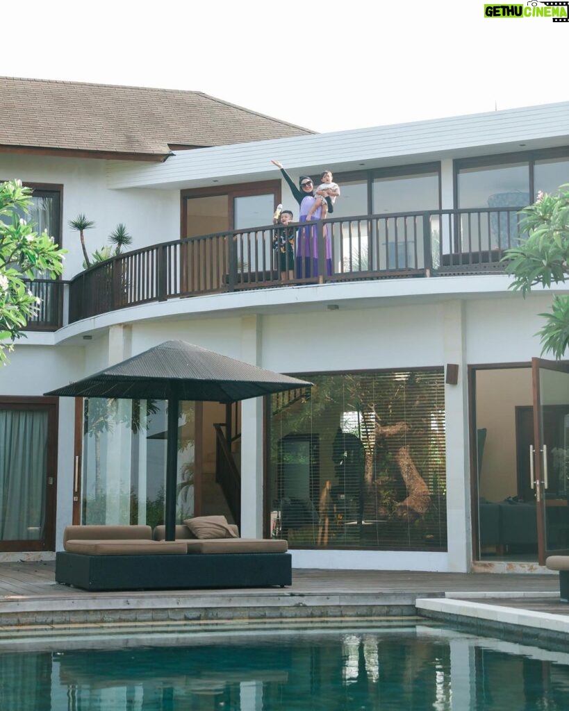 Irish Bella Instagram - Absolutely breathtaking ✨ Belum bisa move on sama villa cantik ini di Jimbaran @villaumanina @nakula, memberikan rasa tenang dan kedamaian ✨ Setiap sudutnya sangat cantik, luas dan punya banyak kamar. Recommendation for family. Vibesnya Bali banget, such a tropical experience 💚