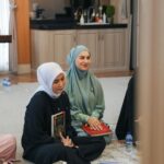 Irish Bella Instagram - Alhamdulillah bisa mengadakan kajian sederhana di rumah 🤍 Bersyukur memiliki ilmu baru dan dikelilingi orang-orang baik. Semoga kita semua bisa istiqomah dalam mencari ilmu agama ✨☺️ Also Thanks to … @bukopandanbuna @siomaybyriva @pipikupenuh @papo_id @cantikaputricake