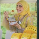 Irish Bella Instagram – Di birthday party Air Rumi berasa lagi santai di pantai, apalagi semua makanan dan minumannya bikin ngiler, super fresh, segar dan enak ❤️

Terima kasih banyak untuk .. 

Minerale @le_mineraleid 
Premium Ice Cream made In bali by @paletaswey 
Chicken Steak Bbq by @keepshining.id 
Bakmie Bangka by @bakmiedarwis.homeservice 
Siomay by @siomaybyriva 
Sei Sapi by @Papo_Id 
Exclusive dessert & Sweet Corner by @chocolatefountain88