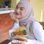 Irish Bella Instagram - Penasaran sama BOXMIE yang lagi viral, katanya sih enaknya nagih. Dan setelah coba makan, beneran enak!! Beneran nagih!! Cita rasanya khas banget gak ada di mie lainnya, cuma di Boxmie yang rasa bumbu mienya medok asin, gurih, manis, pedas. Bener bener enak. Favorit aku @boxmie Originalnya, bumbu mienya gurih, enak dan tekstur mie kenyal. Ditambah ada beef bulgogi yang lezat dan banyak. Rekomendasi banget buat kalian pecinta mie, rugi banget deh kalo belum coba boxmie. Harganya juga terjangkau 🫶🏻