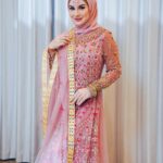 Irish Bella Instagram - Masya Allah Tabarakallah ✨ Kalau bukan karena sahabat akyuuu @fairuzarafiq yang udah neror dari “sebulan” yang lalu untuk pakai Dress code bollywood ke acara Ka Sonny mana mungkin dandannn beginii …. 😂😂