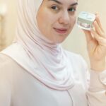 Irish Bella Instagram - My morning routine ✨ Selalu mengkonsumsi buah-buah dan teh hangat untuk mengawali pagi. Dan ya seperti cewe pada umumnya, cek hp. Banyak sekali DM yang masuk menanyakan tentang penggunaan sunscreen yang salah. Please lebih aware dengan penggunaan sunscreen karena sinar UV dan UVB sangat berbahaya untuk kulit wajah. Aku share tipsnya yaaah semoga bermanfaat ❤️ Dan yang paling penting pakai sunscreen dengan proteksi maksimal dan aman dari @msglowbeauty