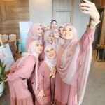 Irish Bella Instagram - Masya Allah Tabarakallah ✨ Sungguh 2 hari yang sangat berkesan, penuh dengan canda tawa dan air mata. Jazakillah khairan bunda @aniqqalfaqiroh atas ilmunya. Dan teruntuk team panitia sayang2 akuhh, semoga kita solid terus & bisa selalu menebar kebaikan, 🫡 jg untuk ibu komandan @dhiniaminarti 🥰🤗 Thank you untuk @shuttshoot_photobooth yang sudah support photoboothnya ❤️