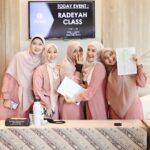 Irish Bella Instagram - Masya Allah Tabarakallah ✨ Sungguh 2 hari yang sangat berkesan, penuh dengan canda tawa dan air mata. Jazakillah khairan bunda @aniqqalfaqiroh atas ilmunya. Dan teruntuk team panitia sayang2 akuhh, semoga kita solid terus & bisa selalu menebar kebaikan, 🫡 jg untuk ibu komandan @dhiniaminarti 🥰🤗 Thank you untuk @shuttshoot_photobooth yang sudah support photoboothnya ❤️