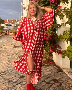 Isabel Angelino Instagram - Bom dia , alegria ! ❤️ o vestido mais colorido deste inverno è da @shop.joy.pt colar com flor @chica.y.guapa