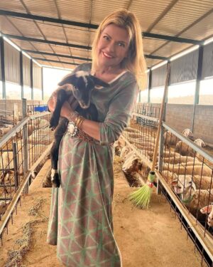 Isabel Angelino Instagram - Já fiz um novo amigo , chama-se bolota e è uma ternura . Acho que ele gostou do meu vestido da @turkanaturkana 💚