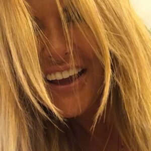 Isabel Angelino Instagram - O dia mundial do sorriso foi ontem mas o que seria  de nós sem um sorriso todos os dias ? … 😀