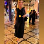 Isabel Angelino Instagram - Sexta feira à noite em Lisboa … Bom fim de semana ! 💚💙🩷 Chiado