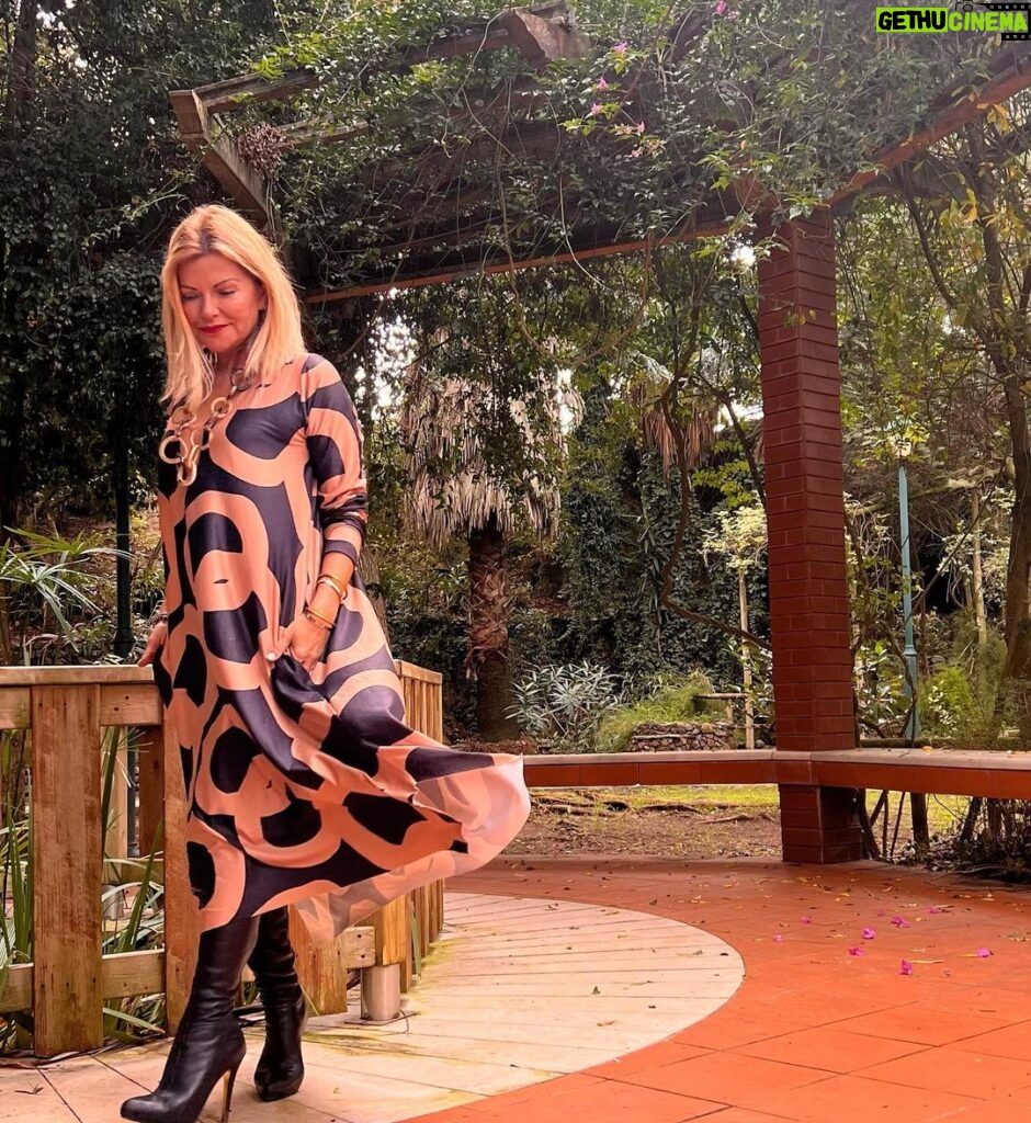 Isabel Angelino Instagram - Bom dia alegria ! Vamos la começar semana com muita energia . 💪 vestido @tropicalbrasiloficial Parque da Fonte Lima